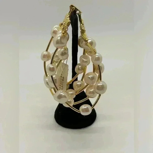 ♦️Bundle any 3 bracelets for $12♦️Fashionable pearl & goldtone bracelet. - Picture 1 of 5